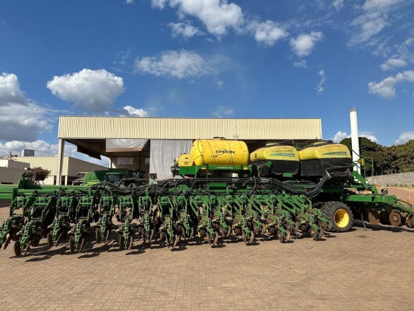 Plantadeira John Deere DB74 ano 2016