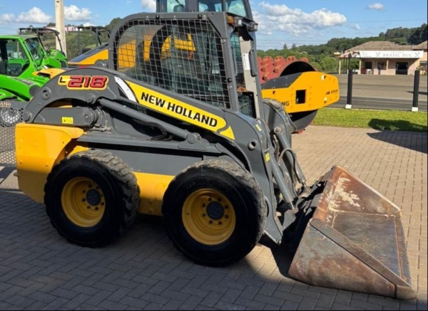 Mini Carregadeira New Holland L218 ano 2014