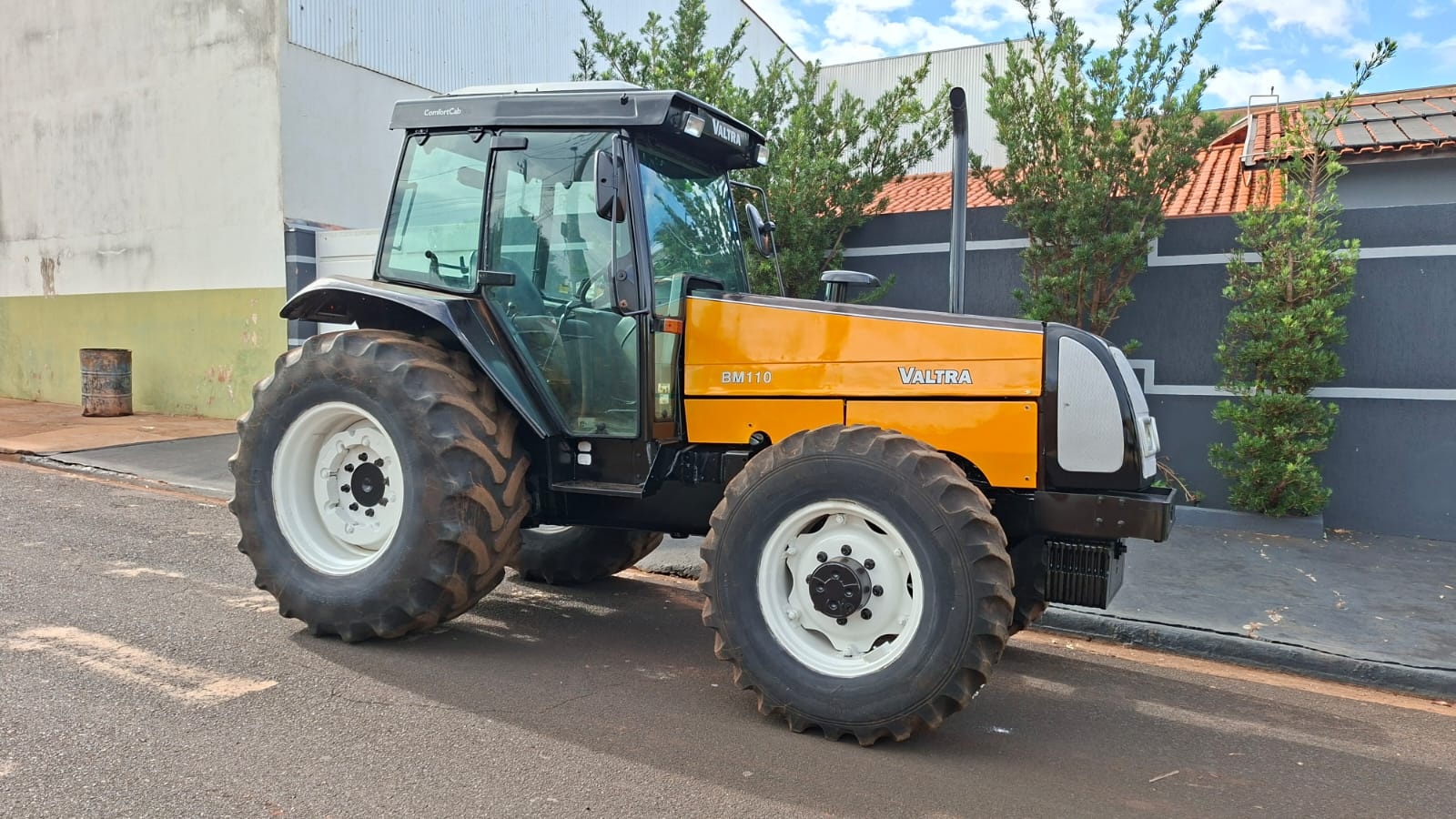 Trator Valtra BM 100 ano 2006