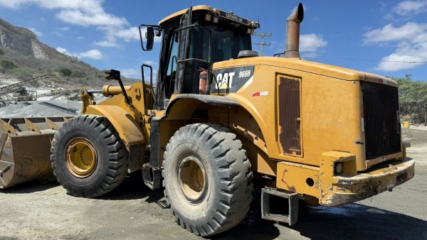 Pá Carregadeira Caterpillar 966H ano 2015