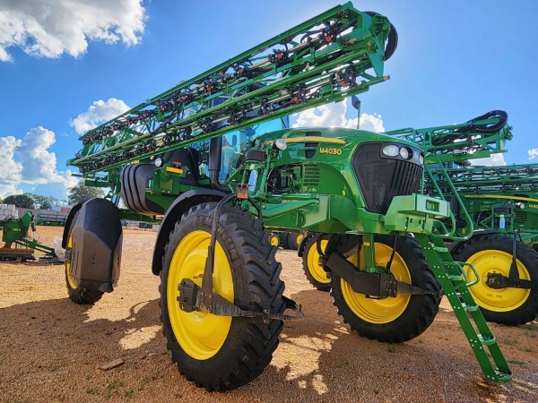 Pulverizador Autopropelido John Deere M4030 ano 2021
