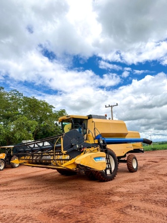 Colheitadeira New Holland TC 5090   ano 2011