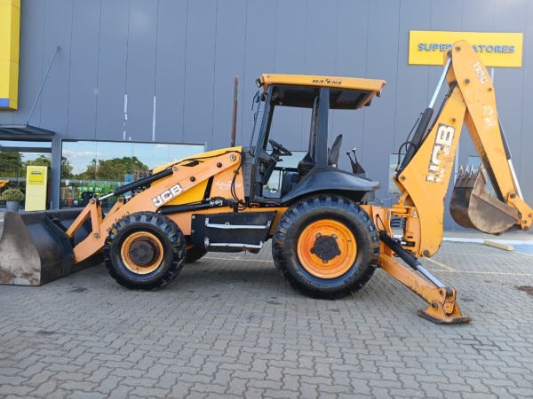 Retroescavadeira JCB 3CX ano 2011