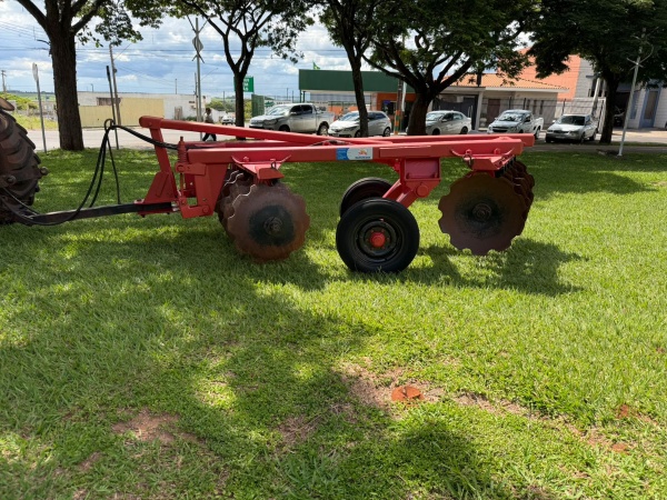 Grade Tatu Marchesan Grade Aradora 14 discos com Pneus Transporte ano 2013