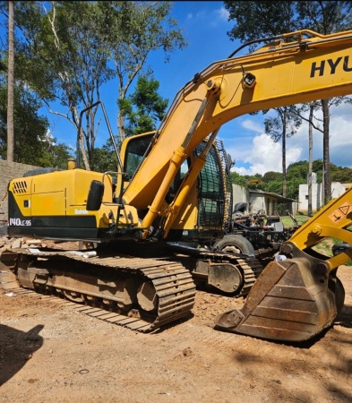 Escavadeira com Garras Hyundai 140LC ano 2014
