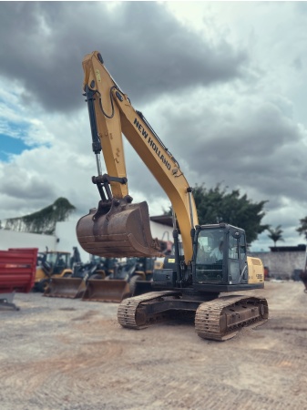 Escavadeira New Holland E215C EVO ano 2022