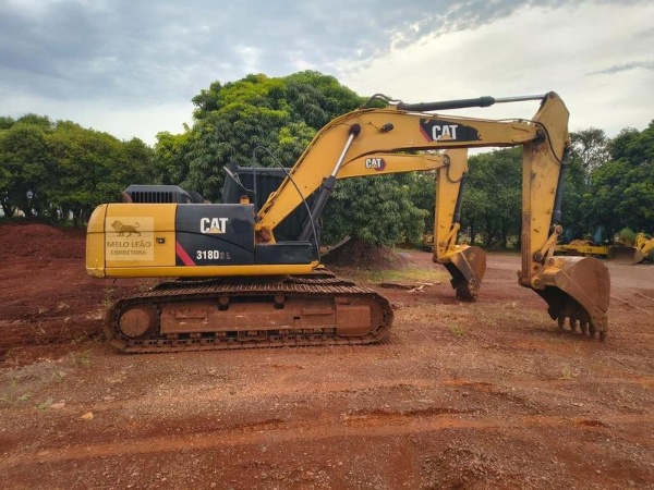 Escavadeira Caterpillar 318 D2L ano 2015