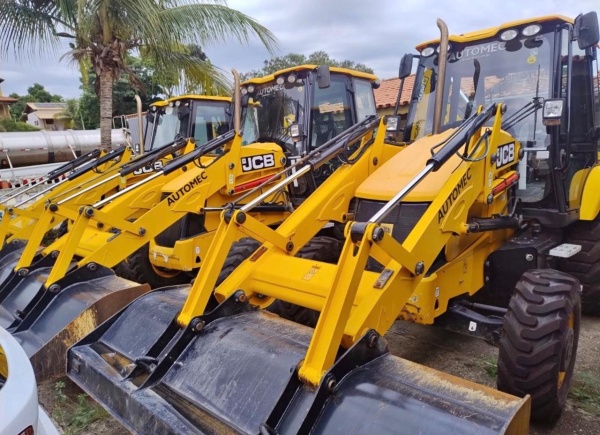 Retroescavadeira JCB 3CX ano 2023