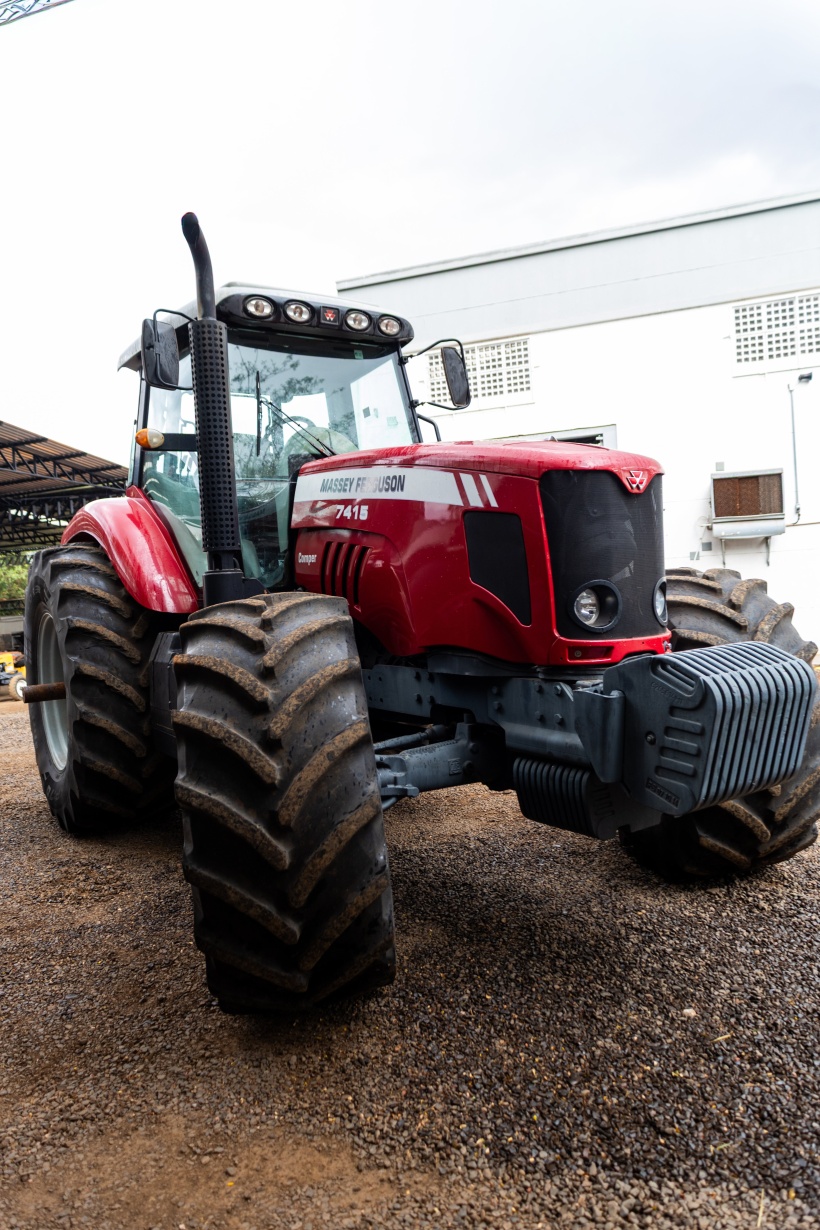 Trator Massey Ferguson MF 7415 ano 2014