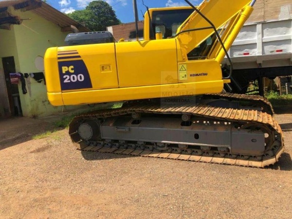 Escavadeira Komatsu PC200-8 ano 1010