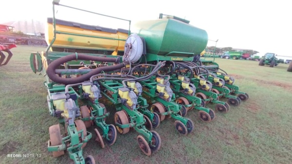 Plantadeira John Deere 2130 ano 2014