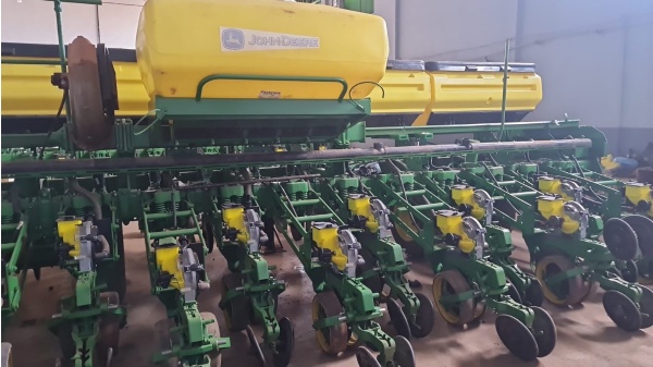 Plantadeira John Deere 2130 ano 2012