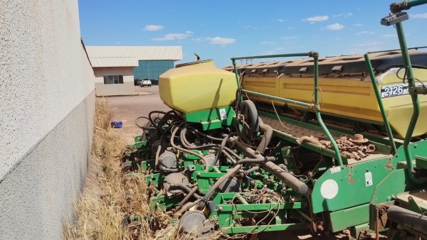 Plantadeira John Deere 2113 ano 2014
