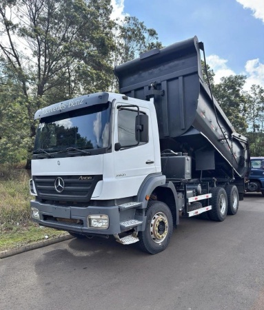 Caminhão Mercedes Benz MB 2831 ano 2011