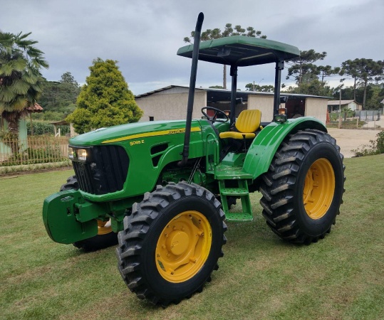 Trator John Deere 5085E ano 2014