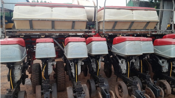 Plantadeira Jumil Pneumática 8x50 ano 2016