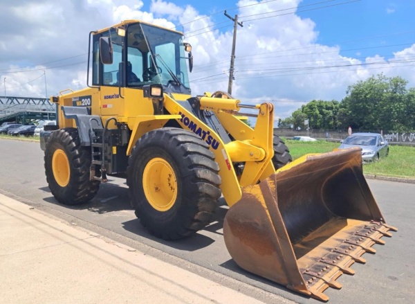 Pá Carregadeira Komatsu WA 200 ano 2024