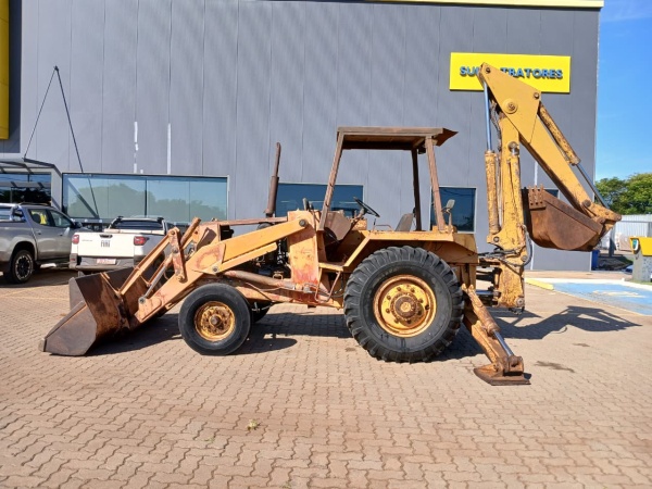 Retroescavadeira Case 580H