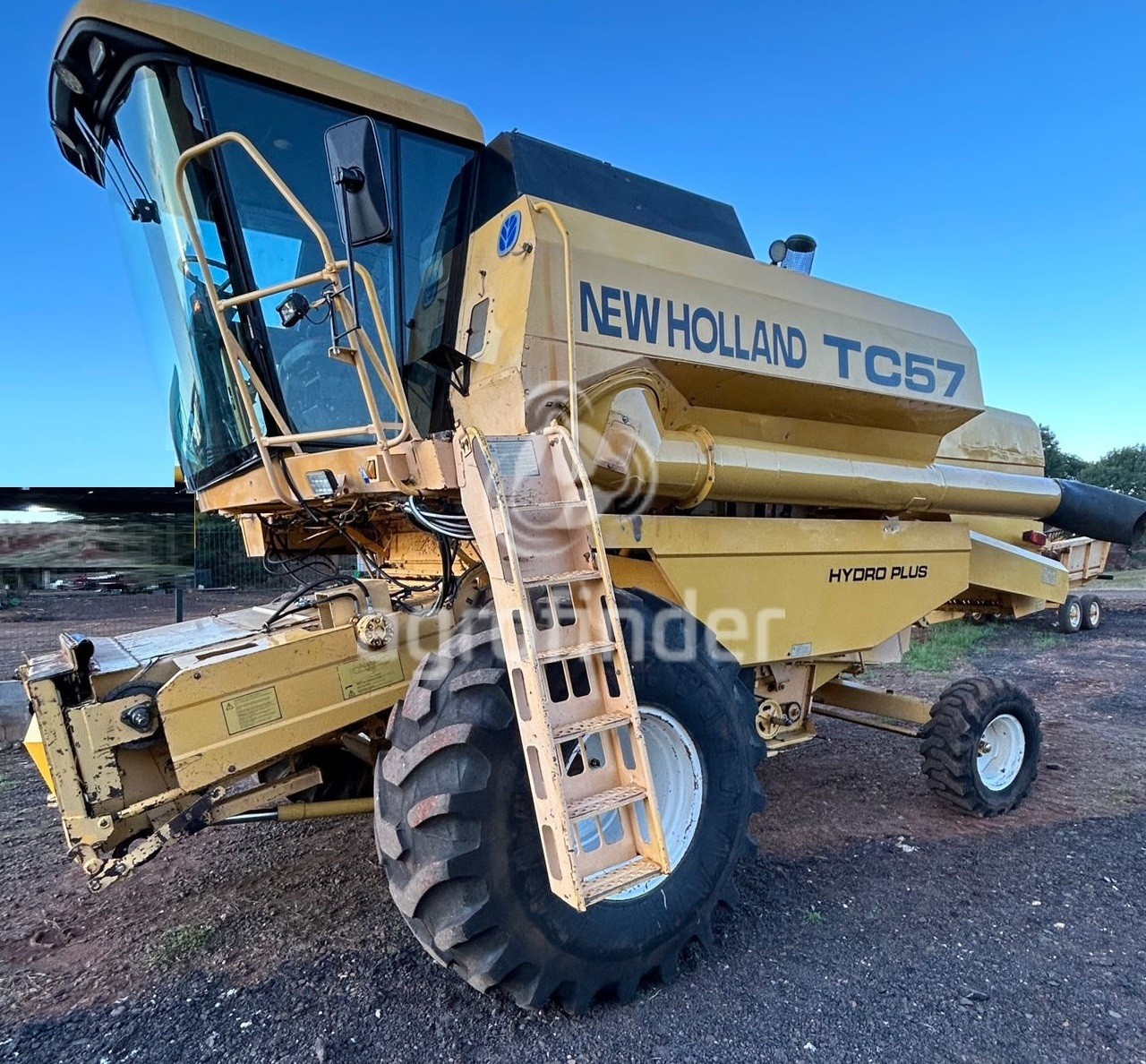 Colheitadeira New Holland TC 57 ano 2002