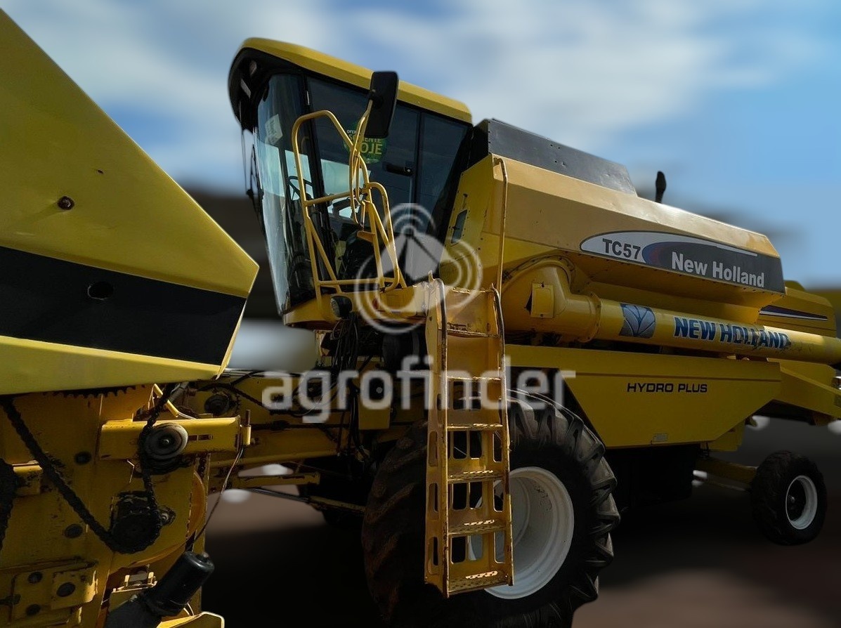 Colheitadeira New Holland TC 57 ano 2005