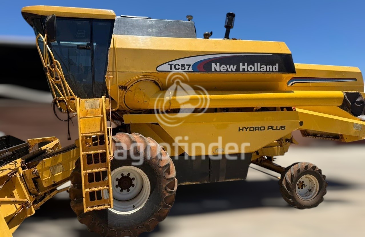 Colheitadeira New Holland TC 57 ano 2004