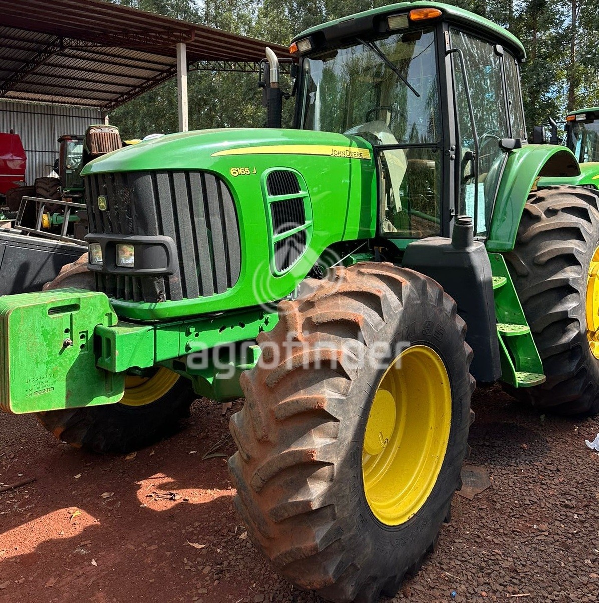 Trator John Deere 6165J ano 2013