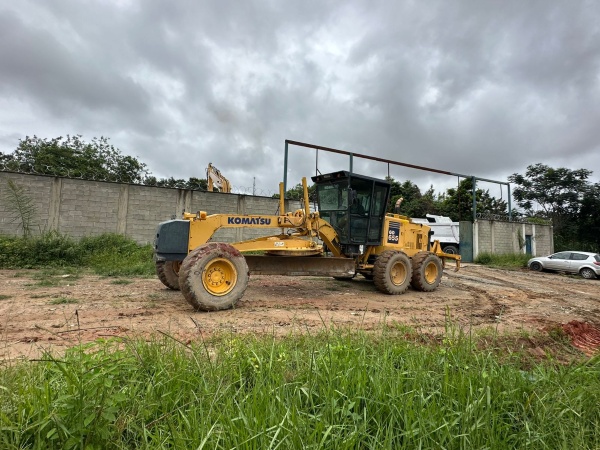 Motoniveladora Komatsu GD655 ano 2010