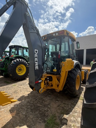 Retroescavadeira John Deere 310P ano 2025