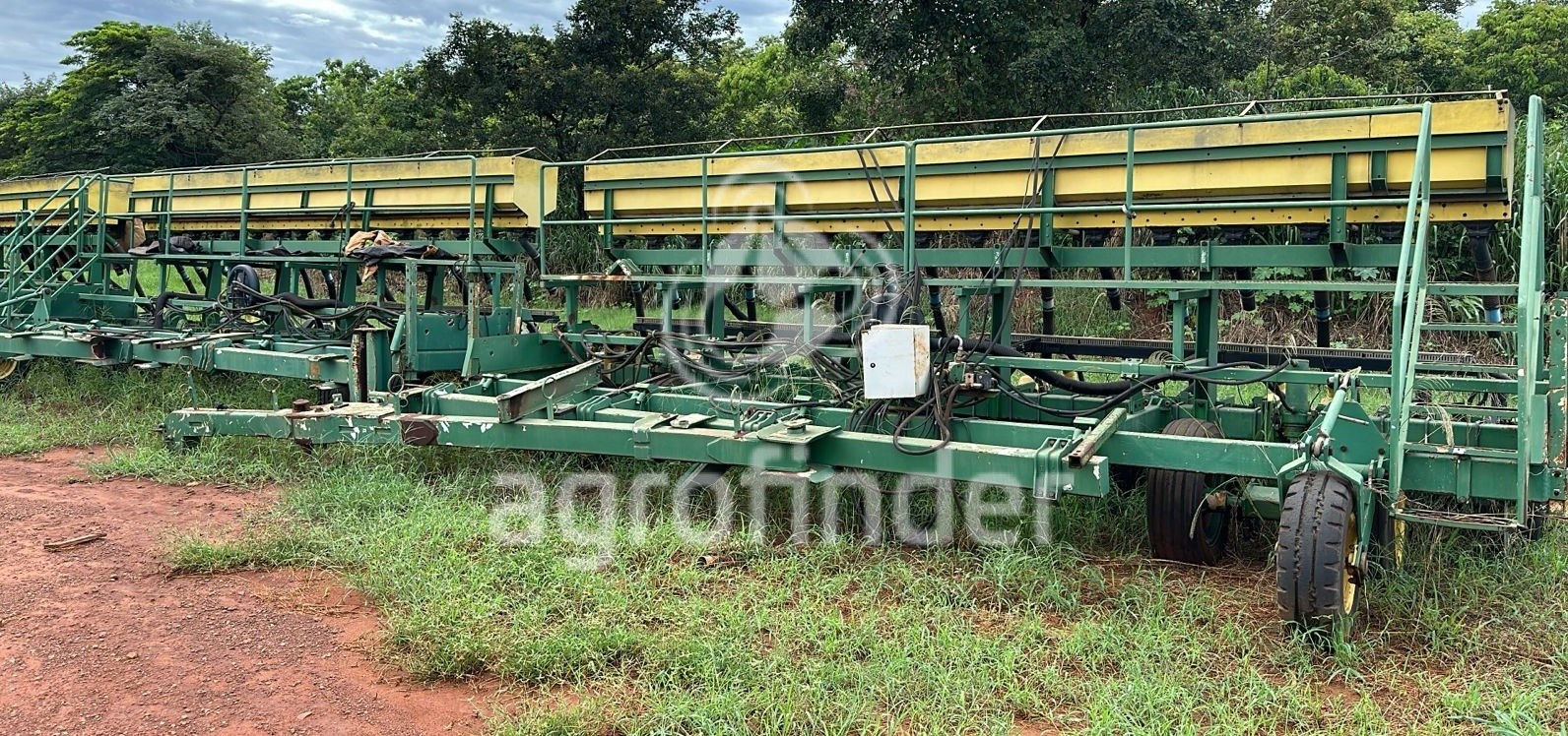 Plantadeira John Deere 20 linhas ano 2010 - 20 linhas - Implementos para Plantio