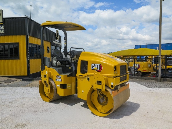 Rolo Compactador Caterpillar CB34 ano 2015