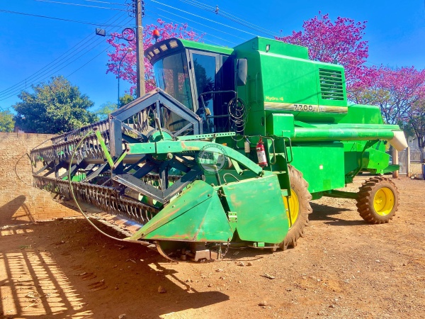 Colheitadeira SLC 7700 ano 1994