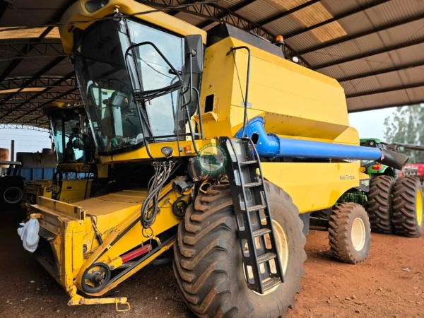 Colheitadeira New Holland TC 5090   ano 2010