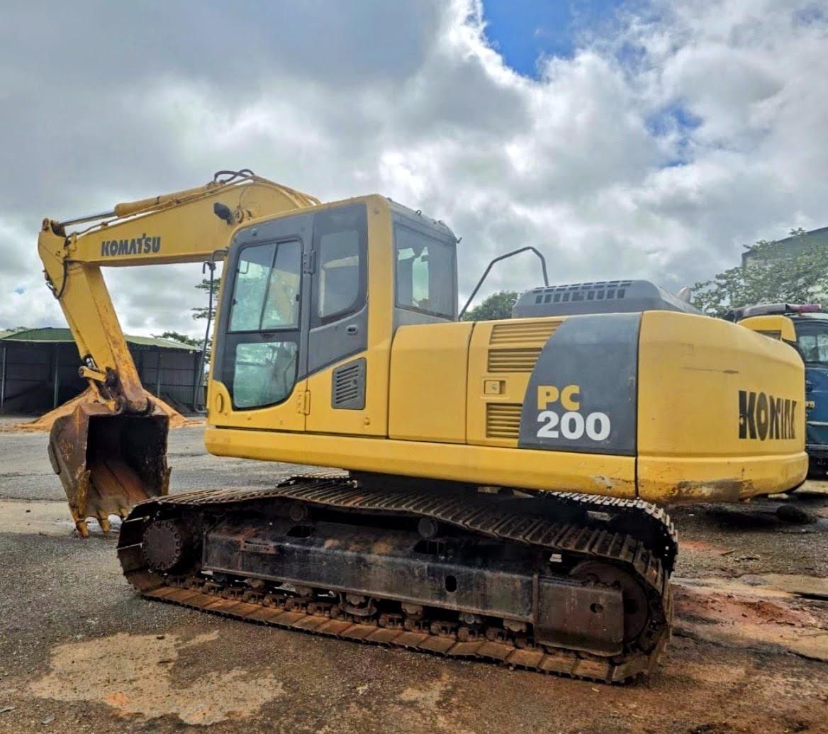 Escavadeira Komatsu PC200 ano 2011