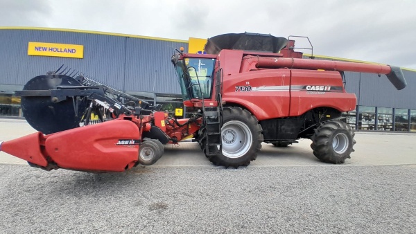 Colheitadeira Case Axial – Flow 7130 ano 2017