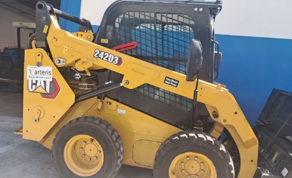 Mini Carregadeira Caterpillar 242D ano 2024
