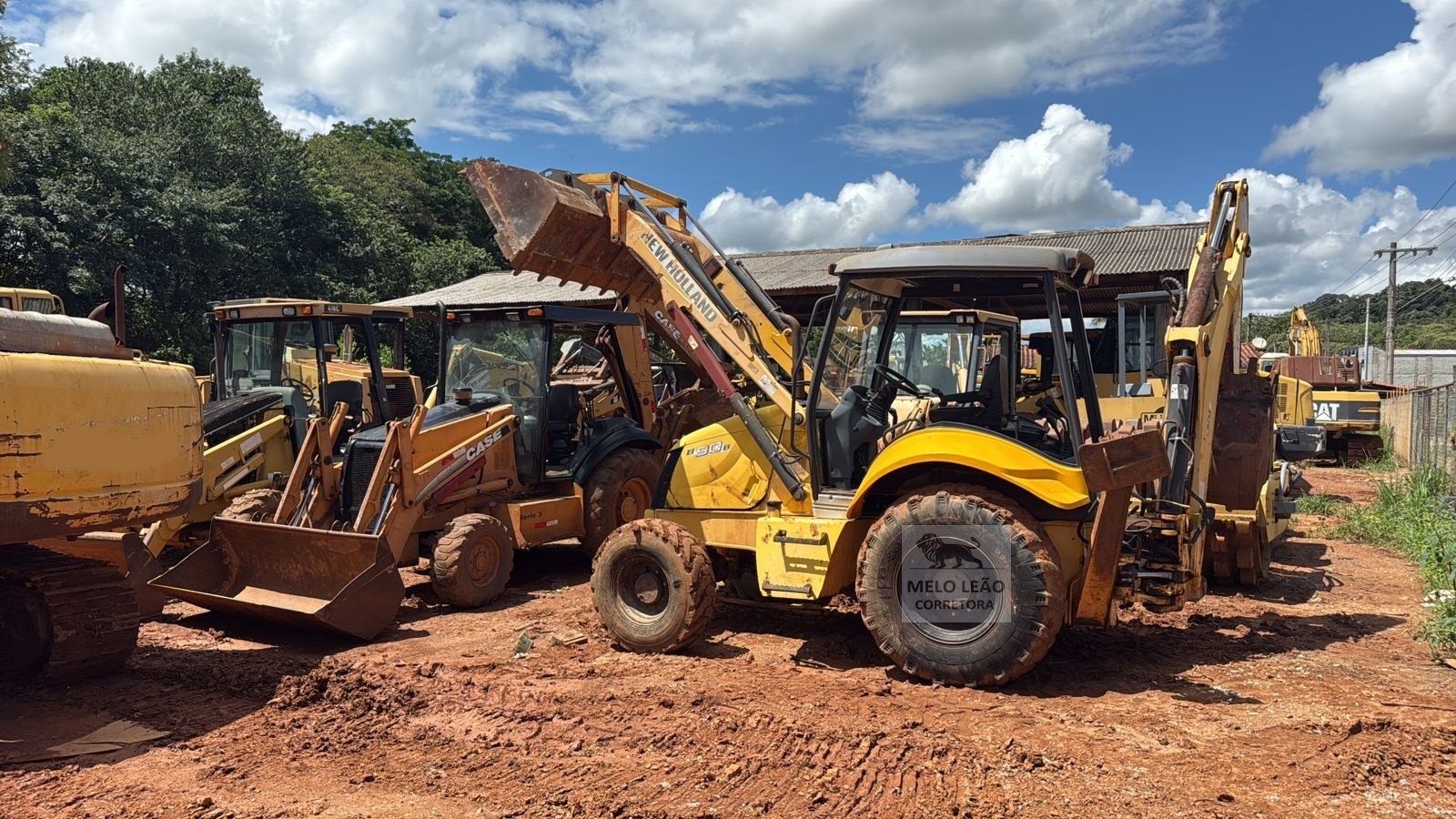 Retroescavadeira New Holland B90B ano 2011