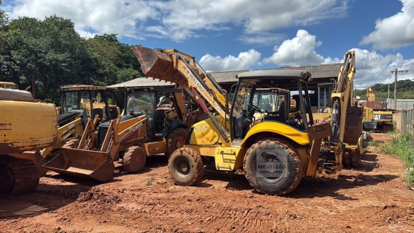 Retroescavadeira New Holland B90B ano 2011