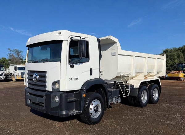 Caminhão Volkswagen 31-330 E Constellation 6x4 2p (Diesel)(E5) ano 2015
