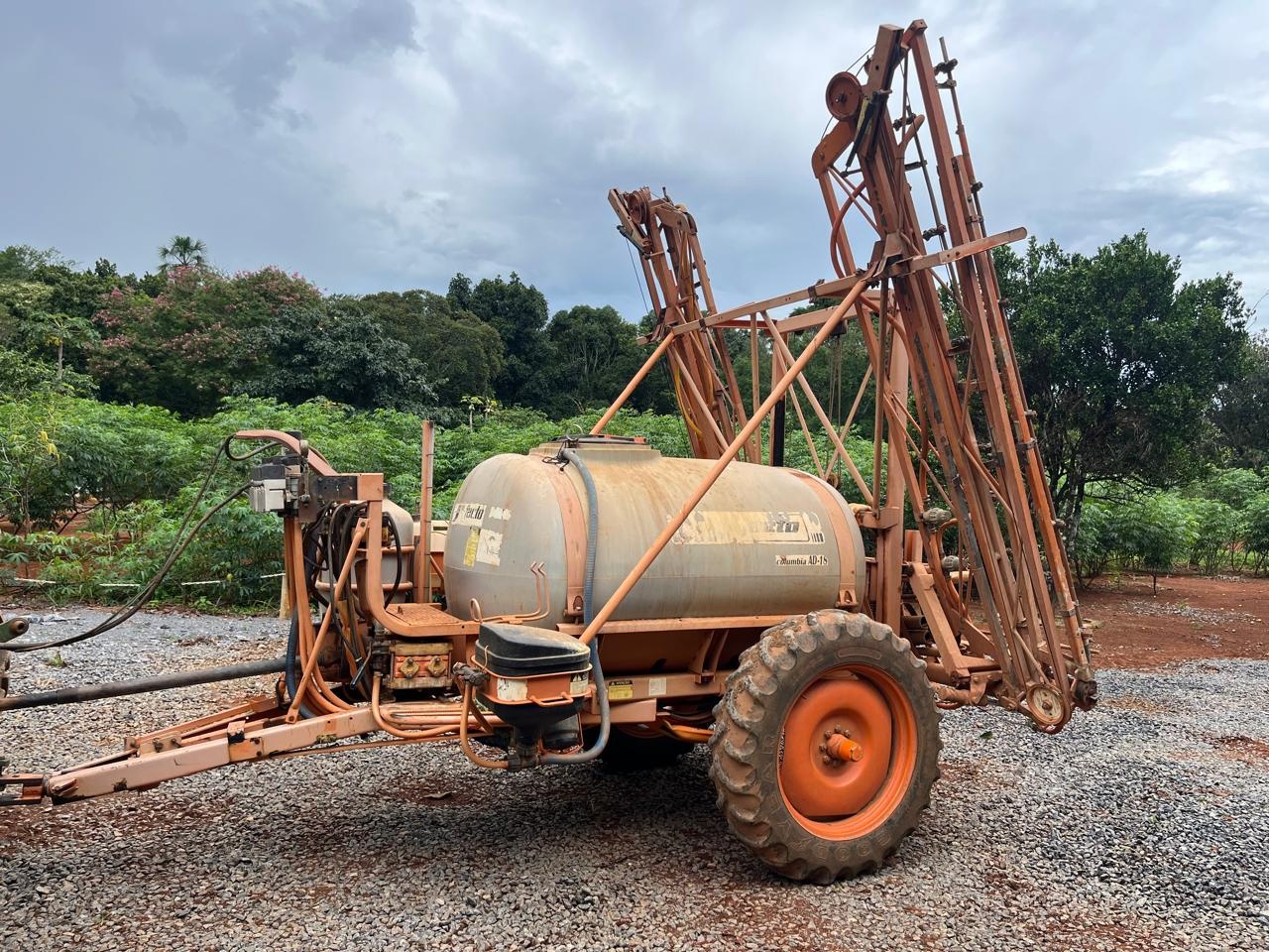 Pulverizador Jacto Columbia AD-18 ano 2007