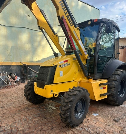 Retroescavadeira New Holland B95B ano 2020