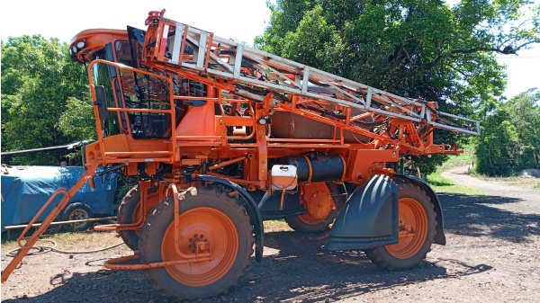 Pulverizador Autopropelido Jacto Uniport 2000 Plus ano 2014 - Uniport 2000 Plus - Máquinas Agrícolas