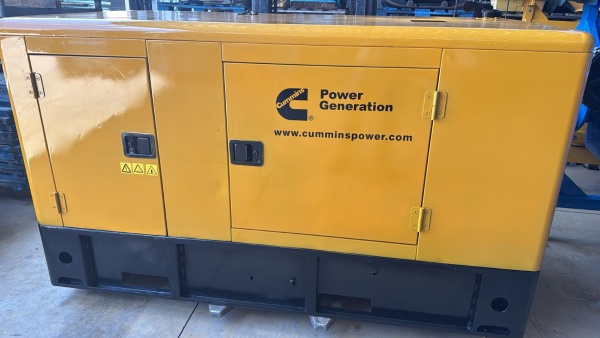 Gerador de Energia Cummins 55 kVA ano 2013