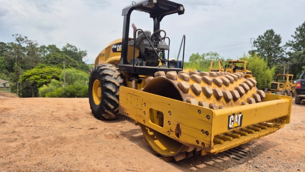 Rolo Compactador Caterpillar CP54B ano 2015