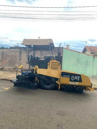 Vibroacabadora Caterpillar AP300 ano 2010