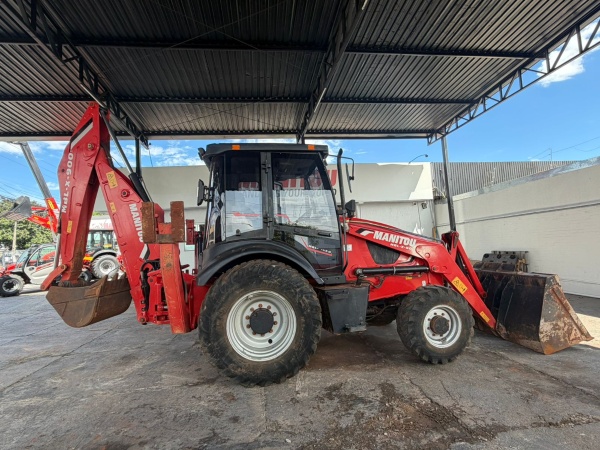 Retroescavadeira Manitou MBL X900 4x4 ano 2023