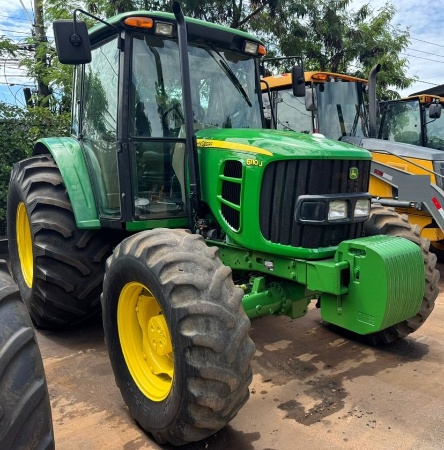 Trator John Deere 6110J ano 2014