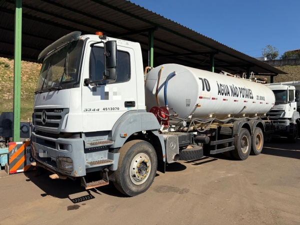 Caminhão Mercedes Benz Axor 3344 ano 2011