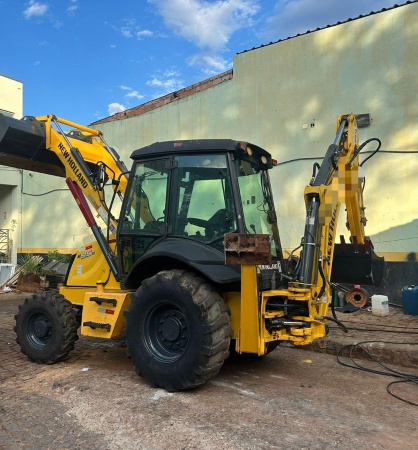 Retroescavadeira New Holland B95B ano 2020