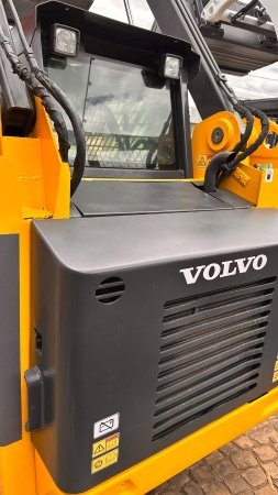 Mini Carregadeira Volvo MC110B ano 2010
