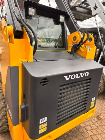 Mini Carregadeira Volvo MC110B ano 2015